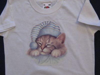 AMERICAN T-SHIRT PRINTED WITH USA MOTIVE " CAT WEARING BLUE WINTER CAP " LOWEST PRICE GARANTI. Art.No. 17114-6935