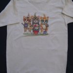 AMERICAN T-SHIRT PRINTED WITH USA MOTIVE " THREE CATS STANDING WITH FLOWERS" LOWEST PRICE GARANTI. Art.No. 17114-6937