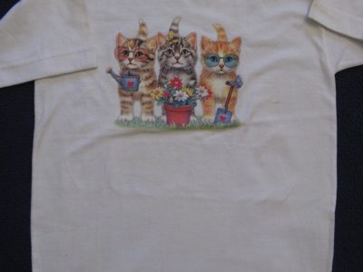 AMERICAN T-SHIRT PRINTED WITH USA MOTIVE " THREE CATS STANDING WITH FLOWERS" LOWEST PRICE GARANTI. Art.No. 17114-6937