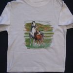 AMERICAN T-SHIRT PRINTED WITH USA MOTIVE " TWO HORSES STANDING ON GREEN GRACE" LOWEST PRICE GARANTI. Art.No. 17114-6939